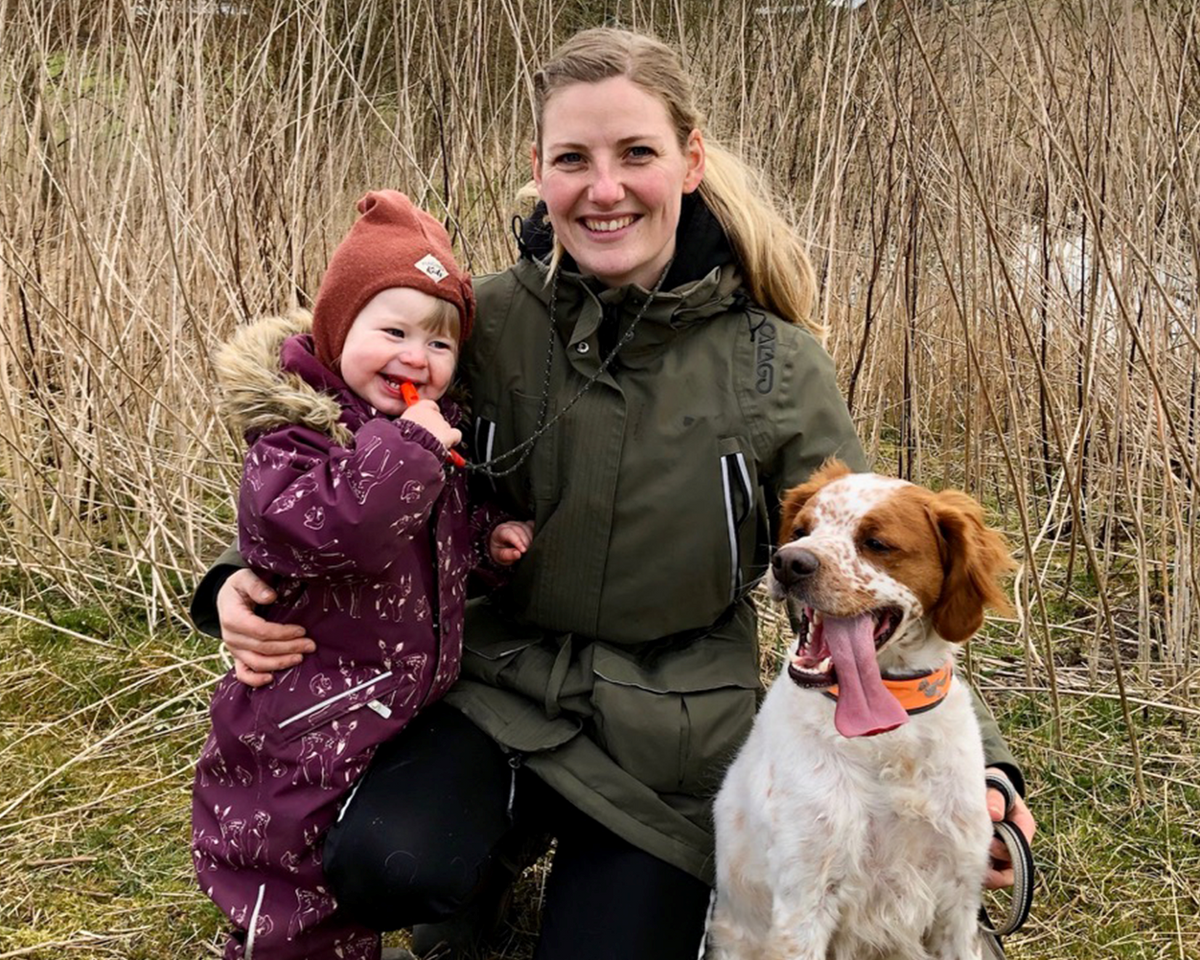 Louise med sin hund, Aston, og datteren, Alberte.